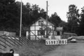 Byggnadsinventering i Lindome 1968. Torkelsbohög 1:10.
Hus nr: 559B3005.
Benämning: permanent bostad, ladugård och garage.
Kvalitet, bostadshus och garage: god.
Kvalitet, ladugård, mindre god.
Material: trä.
Övrigt: målat korsvirke. Inte alltför snyggt. Massor av småhus och inhängnader. Fjäderfäförädling.
Tillfartsväg: framkomlig.