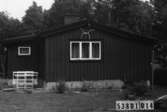 Byggnadsinventering i Lindome 1968. Ingemantorp 2:27.
Hus nr: 559D1014.
Benämning: fritidshus.
Kvalitet: mycket god.
Material: trä.
Tillfartsväg: framkomlig.
Renhållning: soptömning.