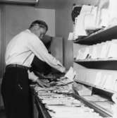 Lantbrevbärare Knut Svensson, Växjö, sorterar dagens post, 1953.