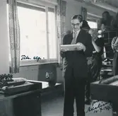 Tidningsexpeditionen i Johanneshov. På fotografiet ser vi interiören av kontoret samt Postmästare H. Axeling med personal.