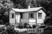Byggnadsinventering i Lindome 1968. Skäggered 1:15.
Hus nr: 568B3003.
Benämning: fritidshus, gäststuga och redskapsbod.
Kvalitet: mindre god.
Material: trä.
Tillfartsväg: framkomlig.
Renhållning: ej soptömning.