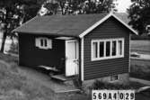 Byggnadsinventering i Lindome 1968. Skäggered 5:1.
Hus nr: 569A4029. Stiftelse.
Benämning: fritidshus.
Kvalitet: god.
Material: trä.
Tillfartsväg: framkomlig.
Renhållning: soptömning.
