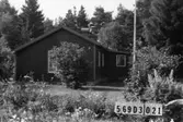 Byggnadsinventering i Lindome 1968. Berget 1:44.
Hus nr: 569D3021.
Benämning: fritidshus, redskapsbod och lekstuga.
Kvalitet, fritidshus: mycket god.
Kvalitet, redskapsbod: god.
Kvalitet, lekstuga: mindre god.
Material: trä.
Tillfartsväg: framkomlig.
Renhållning: soptömning.