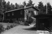 Byggnadsinventering i Lindome 1968. Berget 1:46.
Hus nr: 569D3024.
Benämning: permanent bostad och garage.
Kvalitet: mycket god.
Material: trä.
Tillfartsväg: framkomlig.
Renhållning: soptömning.