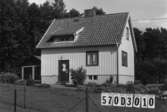 Byggnadsinventering i Lindome 1968. Annestorp 5:36.
Hus nr: 570D3010.
Benämning: permanent bostad och garage.
Kvalitet: mycket god.
Material, bostadshus: trä.
Material, garage: sten, puts.
Tillfartsväg: framkomlig.
Renhållning: soptömning.