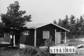 Byggnadsinventering i Lindome 1968. Lindome 6:35.
Hus nr: 579A3008.
Benämning: fritidshus, gäststuga och redskapsbod.
Kvalitet, fritidshus: mycket god.
Kvalitet, gäststuga: dålig.
Kvalitet, redskapsbod: mindre god.
Material: trä.
Övrigt: skräpig tomt.
Tillfartsväg: framkomlig.