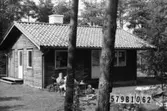 Byggnadsinventering i Lindome 1968. Lindome 6:12.
Hus nr: 579B1062.
Benämning: fritidshus.
Kvalitet: mycket god.
Material: trä.
Tillfartsväg: framkomlig.
Renhållning: soptömning.