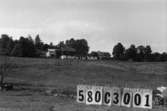 Byggnadsinventering i Lindome 1968. Strekered 1:2.
Hus nr: 580C3001.
Benämning: permanent bostad, ladugård, två redskapsbodar, garage och silo.
Kvalitet, bostadshus, ladugård och garage: god.
Kvalitet, redskapsbodar: mindre god.
Material, bostadshus och redskapsbodar: trä.
Material, ladugård: trä, sten.
Material: garage: sten, puts.
Tillfartsväg: framkomlig.