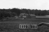 Byggnadsinventering i Lindome 1968. Hassungared 2:24.
Hus nr: 580D1004.
Benämning: permanent bostad och ladugård.
Kvalitet: mindre god.
Material: trä.
Övrigt: lekstuga. Verkstad i boningshusets n.b.
Tillfartsväg: framkomlig.