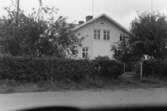 Byggnadsinventering i Lindome 1968. Hällesåker 2:5.
Hus nr: 590B3003.
Benämning: permanent bostad och redskapsbod.
Kvalitet: god.
Material: trä.
Tillfartsväg: framkomlig.
Renhållning: soptömning.