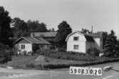 Byggnadsinventering i Lindome 1968. Hällesåker 1:16.
Hus nr: 590B3020.
Benämning: permanent bostad och redskapsbod.
Kvalitet: god.
Material, bostadshus: trä.
Material, redskapsbod: sten, puts.
Övrigt: redskapsboden är ett 