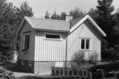 Byggnadsinventering i Lindome 1968. Hällesåker 4:40.
Hus nr: 590B4008.
Benämning: fritidshus och gäststuga.
Kvalitet: god.
Material: trä.
Tillfartsväg: framkomlig.
Renhållning: soptömning.