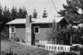 Byggnadsinventering i Lindome 1968. Hällesåker (4:4).
Hus nr: 590B4011.
Benämning: fritidshus.
Kvalitet: mycket god.
Material: trä.
Tillfartsväg: ej framkomlig.
Renhållning: soptömning.