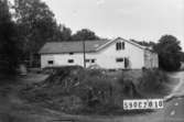 Byggnadsinventering i Lindome 1968. Hällesåker 3:59.
Hus nr: 590C2010.
Benämning: permanent bostad, redskapsbod och verkstad.
Kvalitet, bostadshus och verkstad: god.
Kvalitet, redskapsbod: dålig.
Material, bostadshus och redskapsbod: trä.
Material, verkstad: eternit, puts.
Övrigt: småfirmor. Skräpigt vid vägen.
Tillfartsväg: framkomlig.
Renhållning: soptömning.