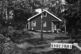 Byggnadsinventering i Lindome 1968. Torvmossared 1:29.
Hus nr: 590C3005.
Benämning: fritidshus, gäststuga och redskapsbod.
Kvalitet, bostadshus: mycket god.
Kvalitet, gäststuga: god.
Kvalitet, redskapsbod: mindre god.
Material: trä.
Tillfartsväg: framkomlig.
Renhållning: ej soptömning.