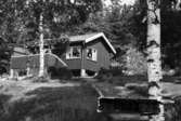 Byggnadsinventering i Lindome 1968. Hällesås 1:39.
Hus nr: 548C3019.
Benämning: fritidshus och garage.
Kvalitet, bostadshus: god.
Kvalitet, garage: mycket god.
Material: trä.
Tillfartsväg: framkomlig.
Renhållning: soptömning.