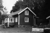 Byggnadsinventering i Lindome 1968. Långås 1:41.
Hus nr: 558C1008.
Benämning: permanent bostad, ladugård och garage.
Kvalitet, bostadshus och ladugård: god.
Kvalitet, garage: mycket god.
Material, bostadshus och ladugård: trä.
Material, garage: sten.
Tillfartsväg: framkomlig.