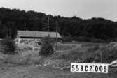 Byggnadsinventering i Lindome 1968. Långås 1:3.
Hus nr: 558C2005.
Benämning: ladugård.
Kvalitet: god.
Material: trä, sten.
Tillfartsväg: framkomlig.