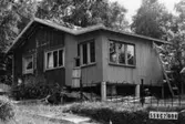 Byggnadsinventering i Lindome 1968. Långås 1:25.
Hus nr: 558C2008.
Benämning: fritidshus och gäststuga.
Kvalitet, bostadshus: dålig.
Kvalitet, gäststuga: mindre god.
Material: trä.
Övrigt: huset är ett veritabelt lappverk. Det avspeglar sig på tomten.
Tillfartsväg: framkomlig.