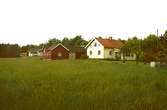Bostadshus med stall i förgrunden. Gårdsbild från sydväst.Dammkärr/Tulebo?