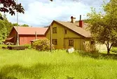 Bostadshus med stall i förgrunden. Roggelid 1:4  Boningshus från nordväst.