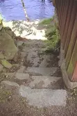 En stentrappa som leder ner till ån där man troligtvis har tvättat kläder, därav namnet 