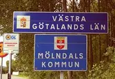 Berget. Skylt över Västra Götalands län och Mölndals kommun. Vid Lunnaliden norra busshållplats.