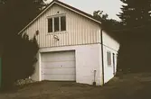 Fässberg 1:67. Uthus/garage från sydost.