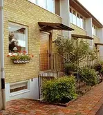 Böletvägen/Radhusvägen - entréer (pulpetskärmtak).