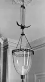Taklykta med blåst glaskupa och metallbeslag med plats för ett ljus. Gunnebo slott, 1930-tal.
