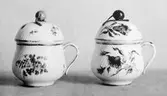 Två porslinskoppar med lock, likadant gjorda men med olika blomsterdekoration. Gunnebo slott, 1930-tal.