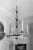Takkrona med slipade kristallprismor och plats för fyra ljus. Gunnebo slott, 1930-tal.