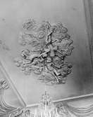Mittrelief/takstuckatur i stora salongens plafond. Gunnebo slott 1930-tal.