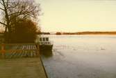 Navicula Visholmen Strängnäs 2/1 1981 Selaön. Nya Strängnäsbron i bakgrunden.