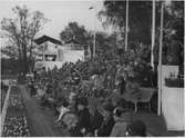 Stockholmsutställningen 1930
Bänkestraden med folk på Djurgårdsön, Gröna Uddens konditori i bakgrunden
