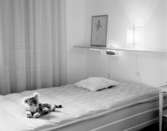 H55 Helsingborgsutställningen
Interiör. Barnkammare, vägg med hylla och leksaksdjur på säng.