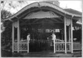 Stockholms bryggeris ölpaviljong på Stockholmsutställningen 1897.
Exteriör