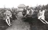Gruppbild med bland andra Gunnar Asplund
Gruppbild av Gunnar Asplund tillsammans med vänner sittande på gräsvallar på ömse sidor