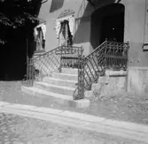 Strandgatan
Visby, Gotland
Exteriör

Svensk arkitektur: kyrkor, herrgårdar med mera fotograferade av Arkitekturminnesföreningen 1908-23.