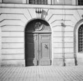 Riksbanken, Stockholm
Skeppsbron 42B
Portal
Exteriör

Svensk arkitektur: kyrkor, herrgårdar med mera fotograferade av Arkitekturminnesföreningen 1908-23.