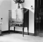 Bratténs möbler
Chiffonjé
Interiör

Svensk arkitektur: kyrkor, herrgårdar med mera fotograferade av Arkitekturminnesföreningen 1908-23.