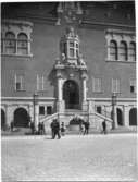Borås rådhus
Exteriör dagtid. Entré med torg och människor i förgrunden.