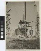 Högalidskyrkan
Exteriör under byggprocessen. Västportalen med byggställningar utmed fasadliv.