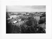 Örebro Sparbank
Exteriör dagtid. Baksida av byggnad med takterrass sett uppifrån.