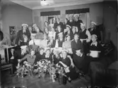 Gruppbild från ett femtioårskalas
Interiör