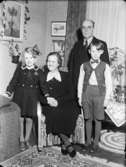 Reproduktion
Gruppbild: Ett kvinna, en man och två barn, Gunilla och Stig.
Interiör