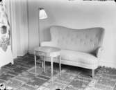 Soffa med bord på matta
Interiör