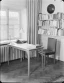 Bord och bokhylla
Interiör