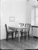 Bord med stolar och framdukat porslin
Interiör