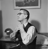 Fotografering för broschyr
En man rättar till sin krage
Interiör